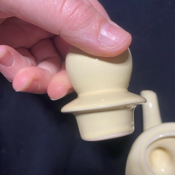 Teapot Retro vintage, cheeky, dancing, butter yellow teapot - Picture 10 of 16